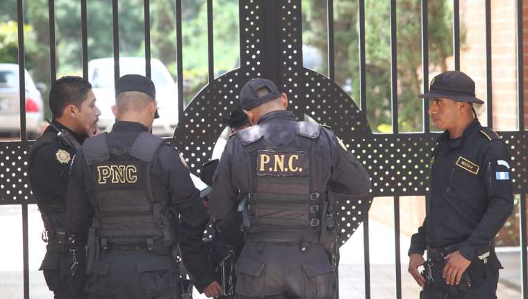 El MP y la PNC allanan el apartamento del exembajador Julio Ligorría,en el edificio Marqués, en la zona 14. (Foto Prensa Libre: Érick Ávila)