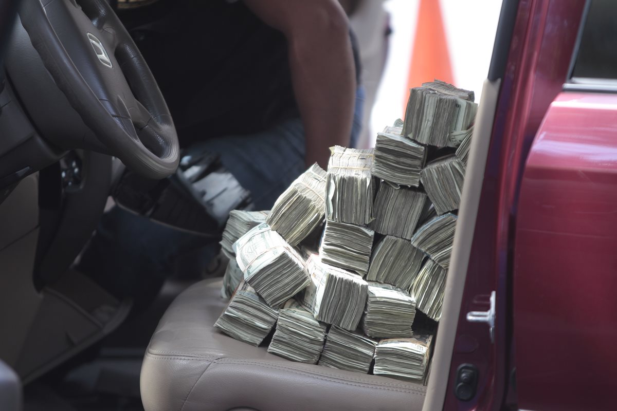 Colombiano fue detenido al intentar sacar $24 mil 960 sin declarar. (Foto Prensa Libre: Archivo)
