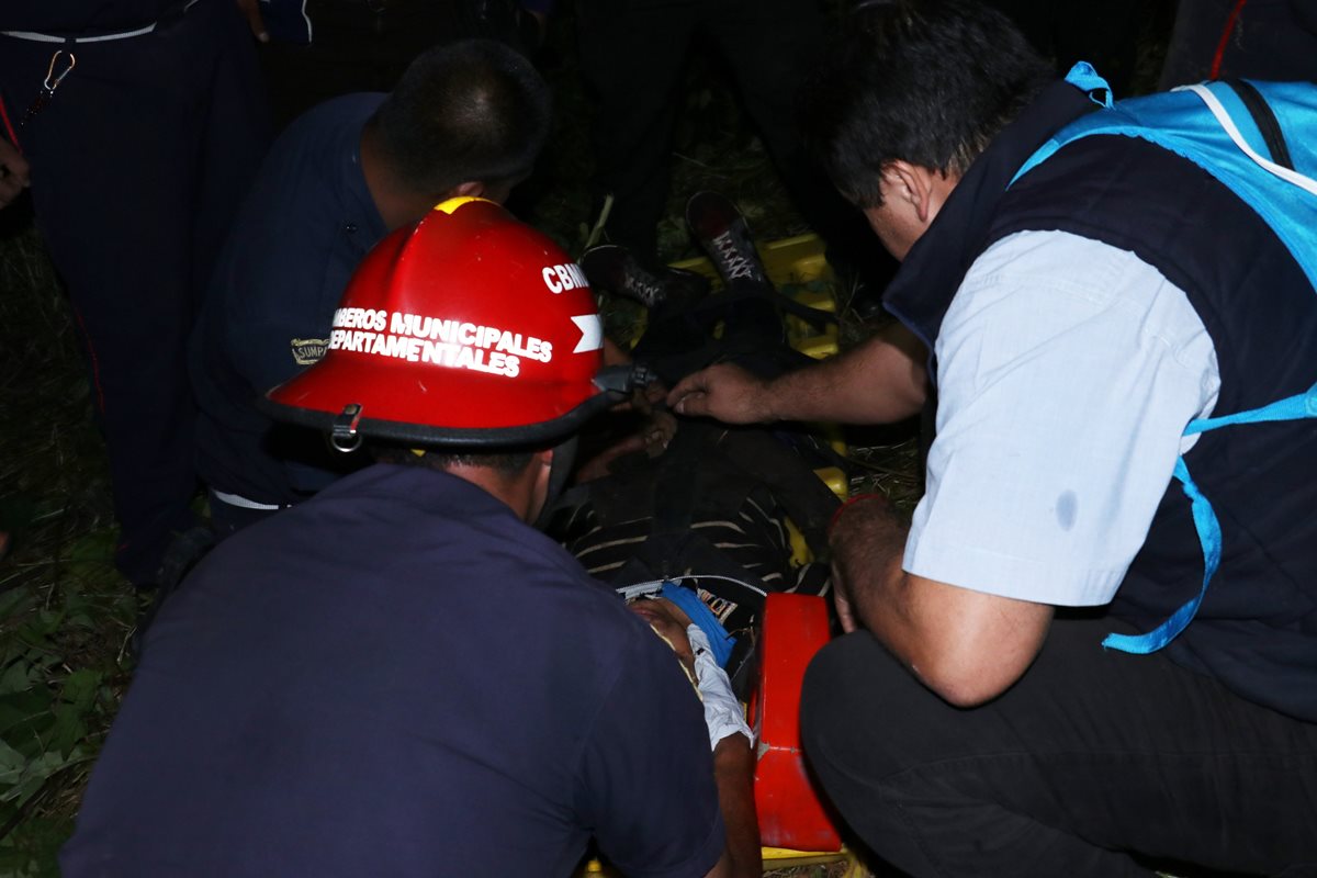 Bomberos rescataron con vida a adolescente que cayó en un pozo. (Foto Prensa Libre: Víctor Chamalé)