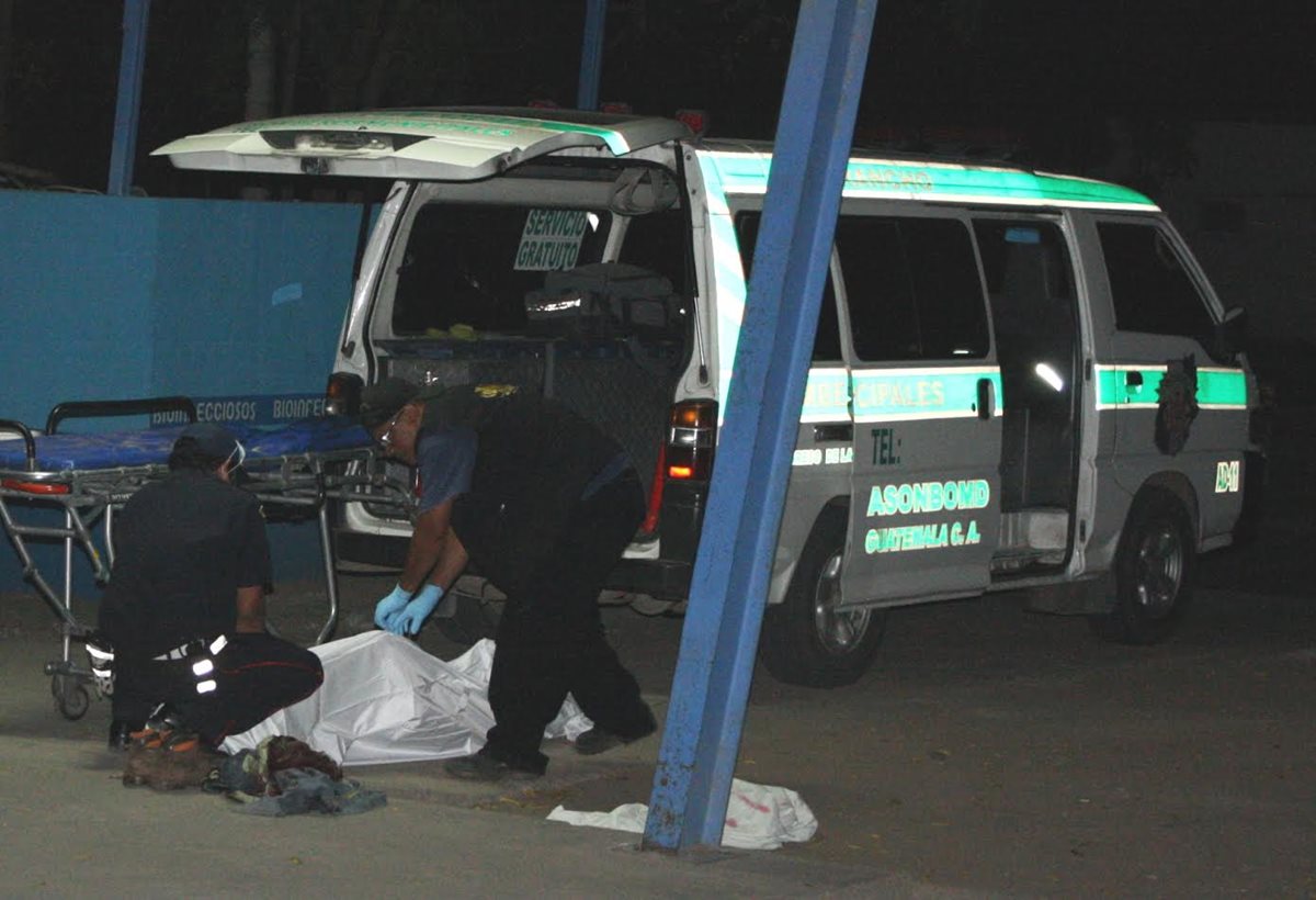 Personal del Ministerio Público examinan cadáver de un hombre que murió en San Agustín Acasaguastlán. (Foto Prensa Libre: Héctor Contreras)
