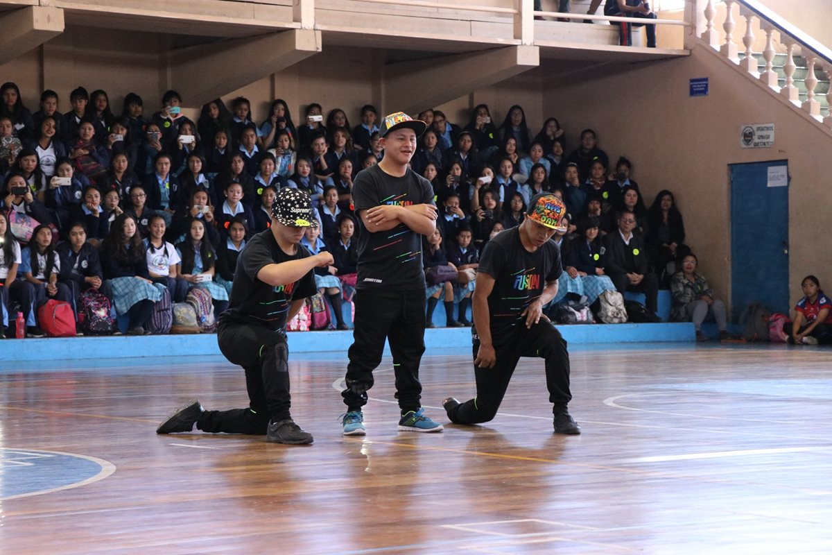Tres jóvenes con síndrome de Down bailaron hip hop en el estadio de Quetzaltenango, frente a estudiantes de básicos. (Foto Prensa Libre: María José Longo).
