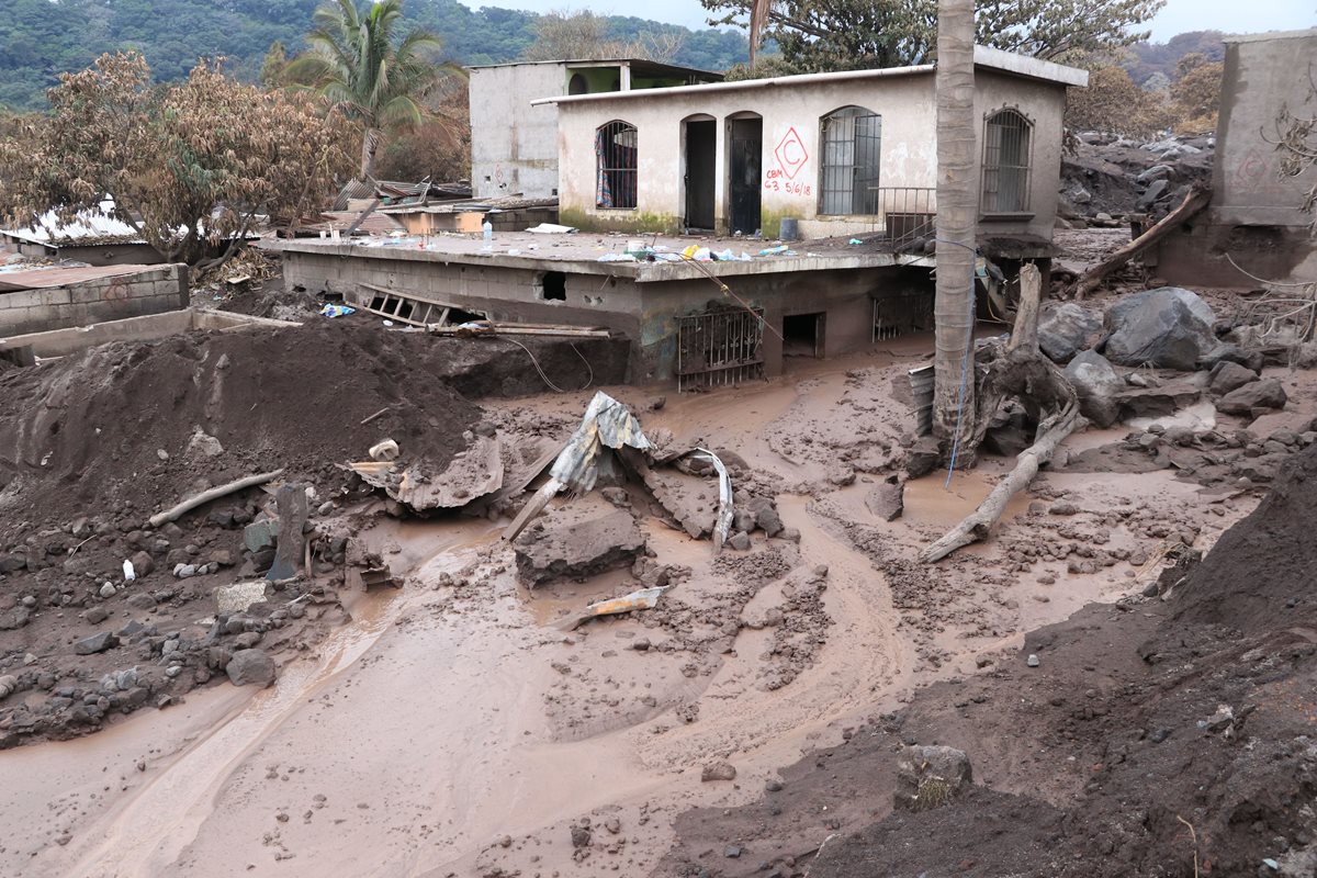 Casas semi enterradas se observan en San Miguel Los Lotes. (Foto Prensa Libre: Enrique Paredes)