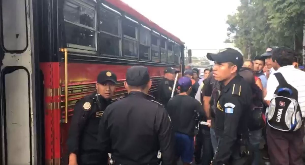 Agentes de la PNC resguardan autobús en el bulevar Liberación, zona 8 capitalina, luego de que un grupo de mujeres tomara por asalto la unidad de transporte. (Foto Prensa Libre: Facebook Amílcar Montejo)