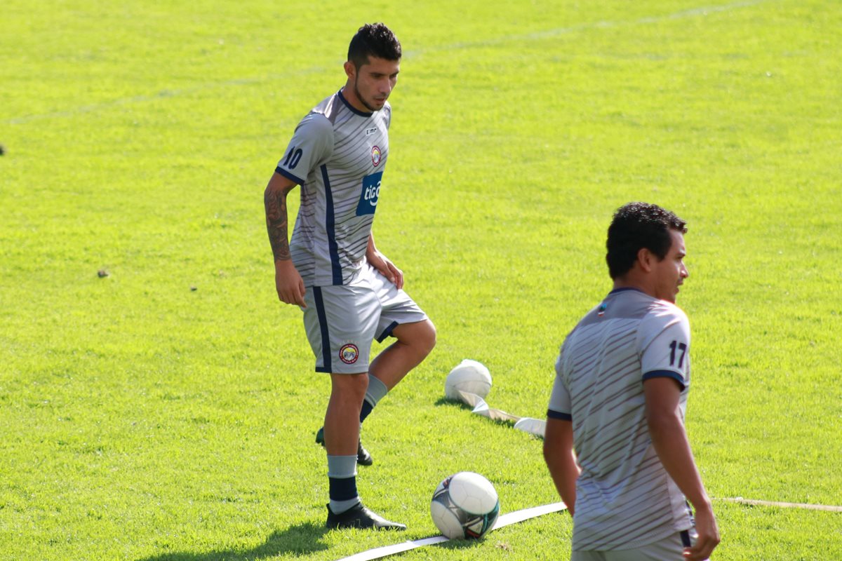 Miguel Farfán tendría su primer juego como titular en el torneo donde buscará dejar un buen desempeño para tener continuidad. (Foto Prensa Libre: Raúl Juárez)