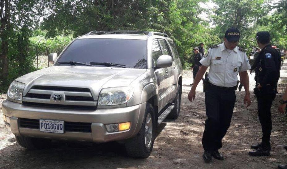 Agentes de la PNC recaban evidencias en el lugar del doble crimen, en Zacapa. (Foto Prensa Libre: Mario Morales)