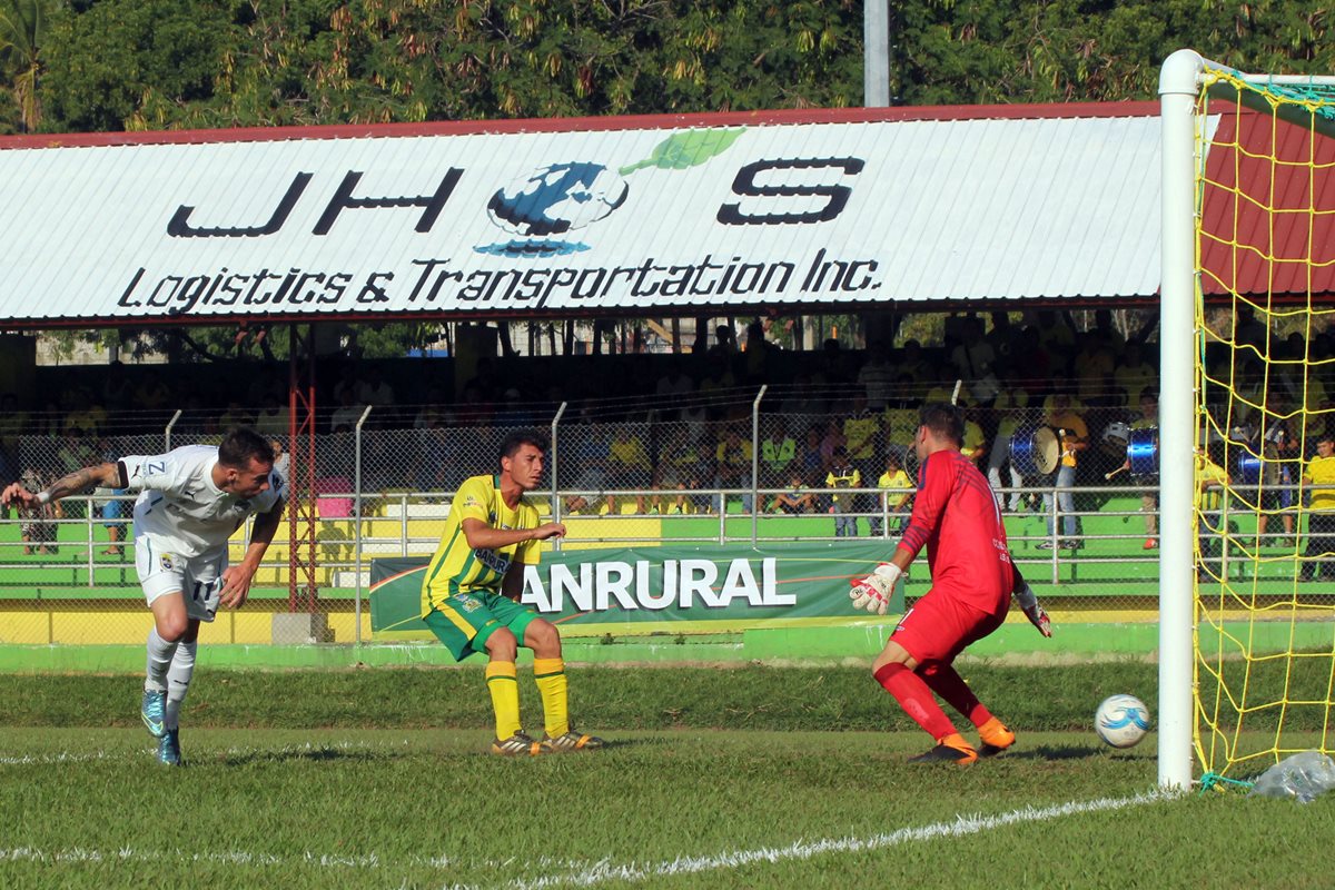 Emiliano López dio la victoria al cuadro crema con este gol. (Foto Prensa Libre: Hugo Oliva)