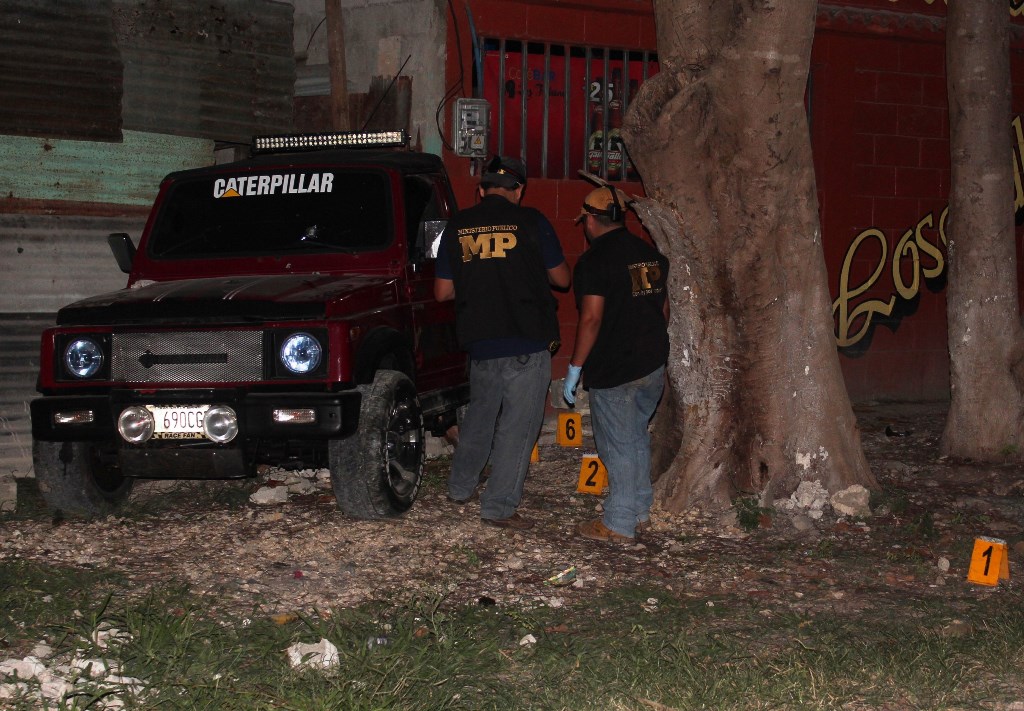 Peritos del Ministerio Público recaban evidencias en el lugar del crimen. (Foto Prensa Libre: Rigoberto Escobar)