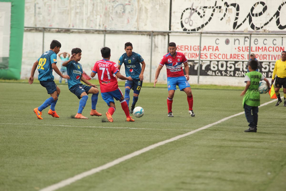 Municipal superó 1-0 a Xelajú en amistoso disputado este miércoles. (Foto Prensa Libre: Arolodo Marroquín).