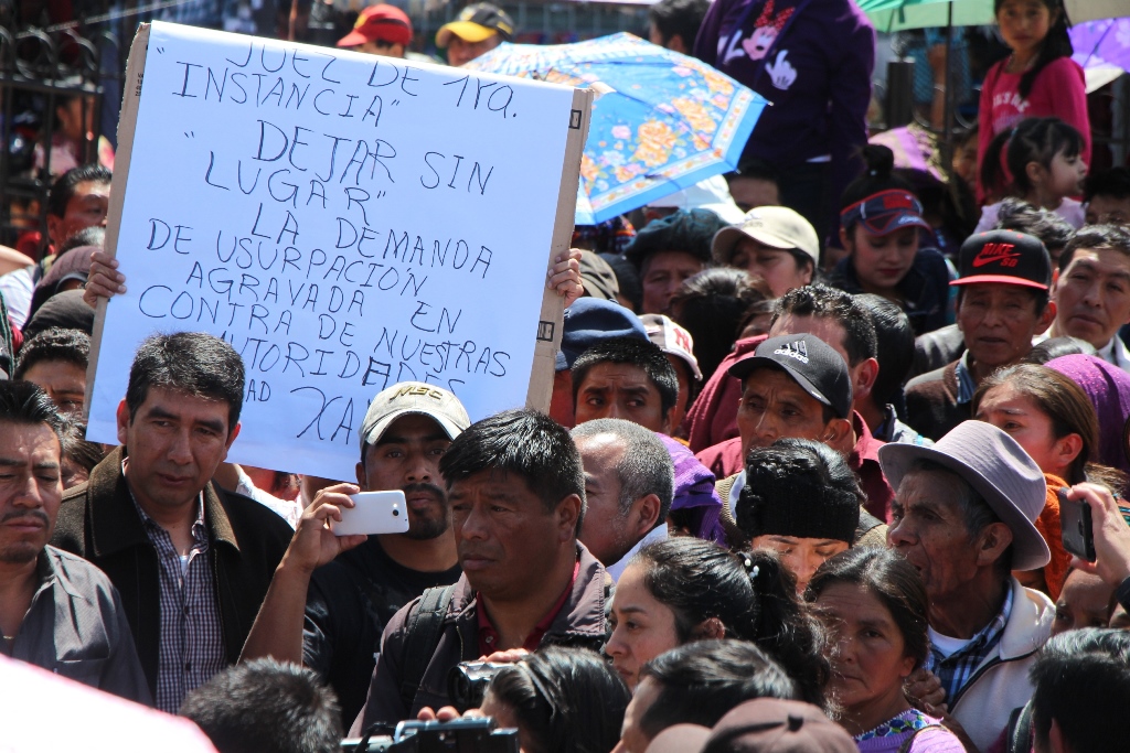 Vecinos muestran su apoyo a autoridades que fueron demandadas en Totonicapán. (Foto Prensa Libre: Édgar Domínguez).
