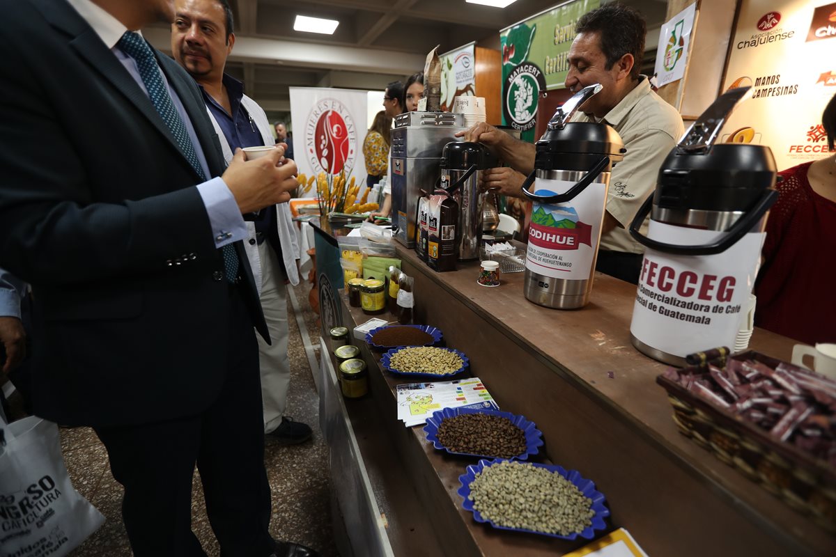 El Congreso de la Caficultura se lleva a cabo en las instalaciones de Anacafé en la zona 14 de la capital y se exponen las diferentes variedades de producción, así como insumos y maquinaria para el sector. (Foto Prensa Libre: Esbin García)