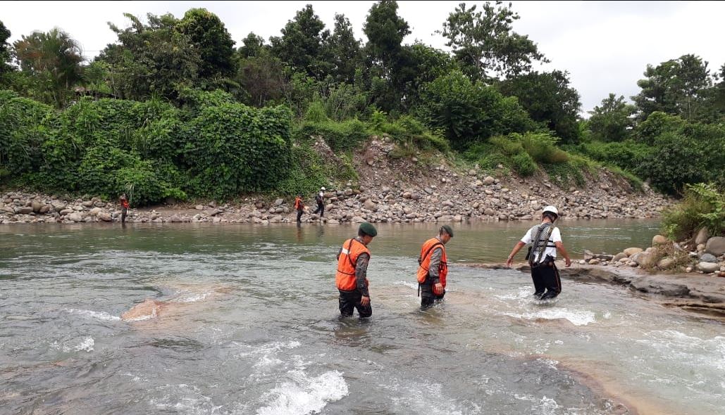 La Brigada de Operaciones para Montaña, los Bomberos Voluntarios y vecinos buscan a un niño de 11 años que fue arrastrado por el río Petacalapa, en El Naranjo, Malacatán, San Marcos. (Foto Prensa Libre: Cortesía Ejército de Guatemala)
