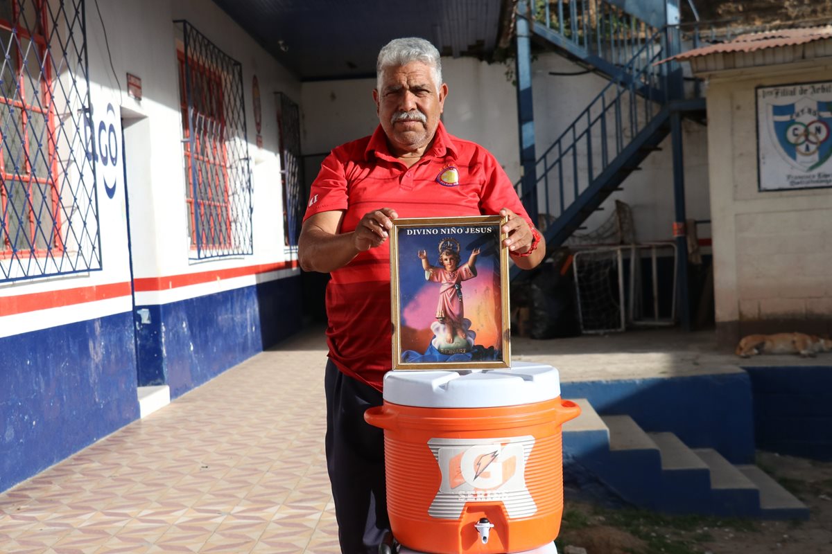 La pasión por el Xelajú de William Oroxom, utilero del equipo por más de 40 años, es tan grande como su devoción por el Divino Niño Jesús (Foto Prensa Libre: Raúl Juárez)