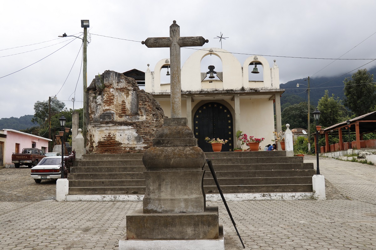 Un muro colonial muestra el pasado del templo católico de San Cristóbal el Alto. (Foto Prensa Libre: Nery Gálvez)