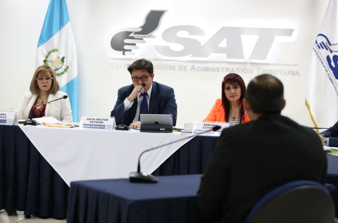 Integrantes del directorio de la SAT escuchan respuestas de los candidatos a Superintendente de Administración Tributaria. (Foto Prensa Libre: Paulo Raquec)