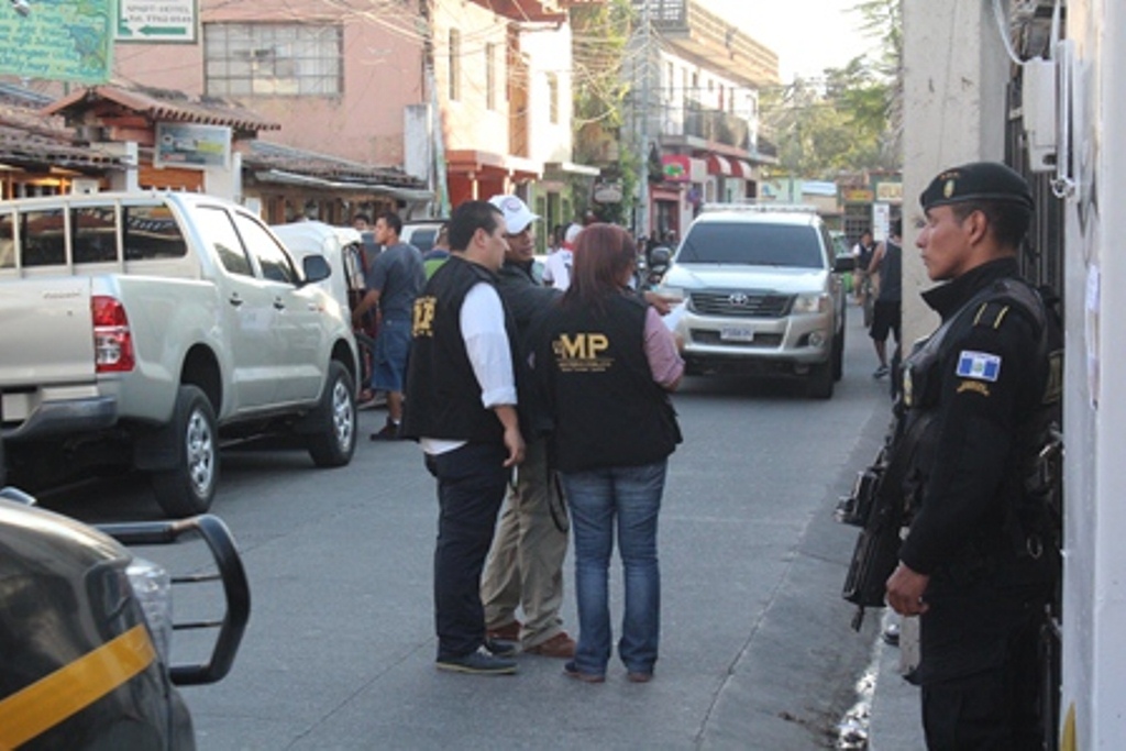 Investigadores del Ministerio Público participan en los cateos en Panajachel, Sololá. (Foto Prensa Libre: Ángel Julajuj).