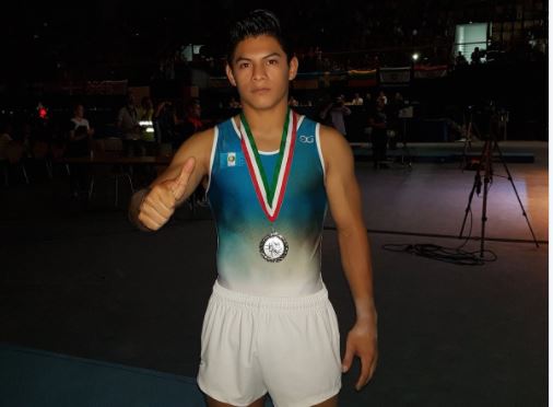Jorge Vega muestra con orgullo la medalla de plata que ganó en la Copa del Mundo Challenge de la FIG. (Foto Prensa Libre: cortesía Twitter Jorge Vega)