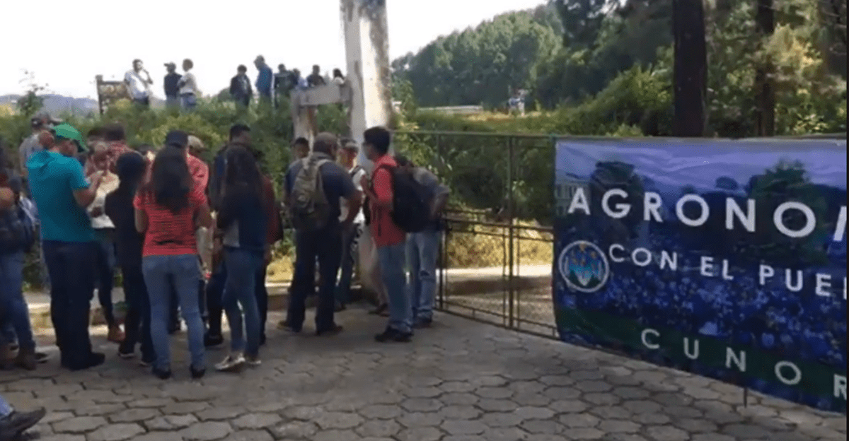 Manifestación de estudiantes de Agronomía frente al Cunor, en Cobán. (Foto Prensa Libre: Eduardo Sam).