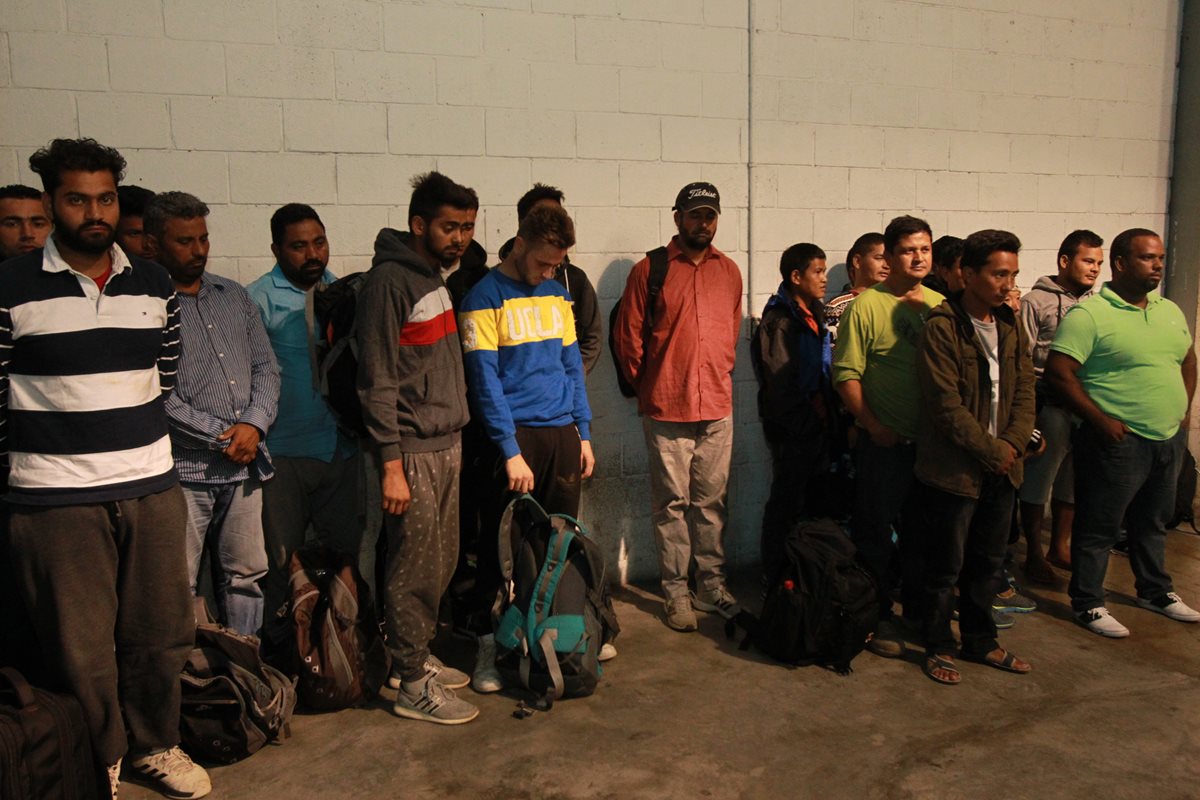 Migrantes de Nepal y Túnez detenidos en abril de 2016, cuando abordaban un autobús hacia Centranorte, en la capital. (Foto: Hemeroteca PL)