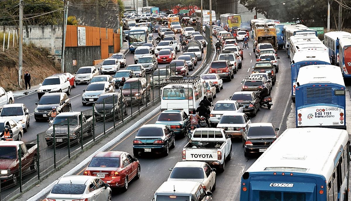 El tránsito vehicular se incrementa durante las fiestas de fin de año, por lo que las autoridades recomiendan conducir con precaución para evitar multas (Foto Prensa Libre: Hemeroteca)