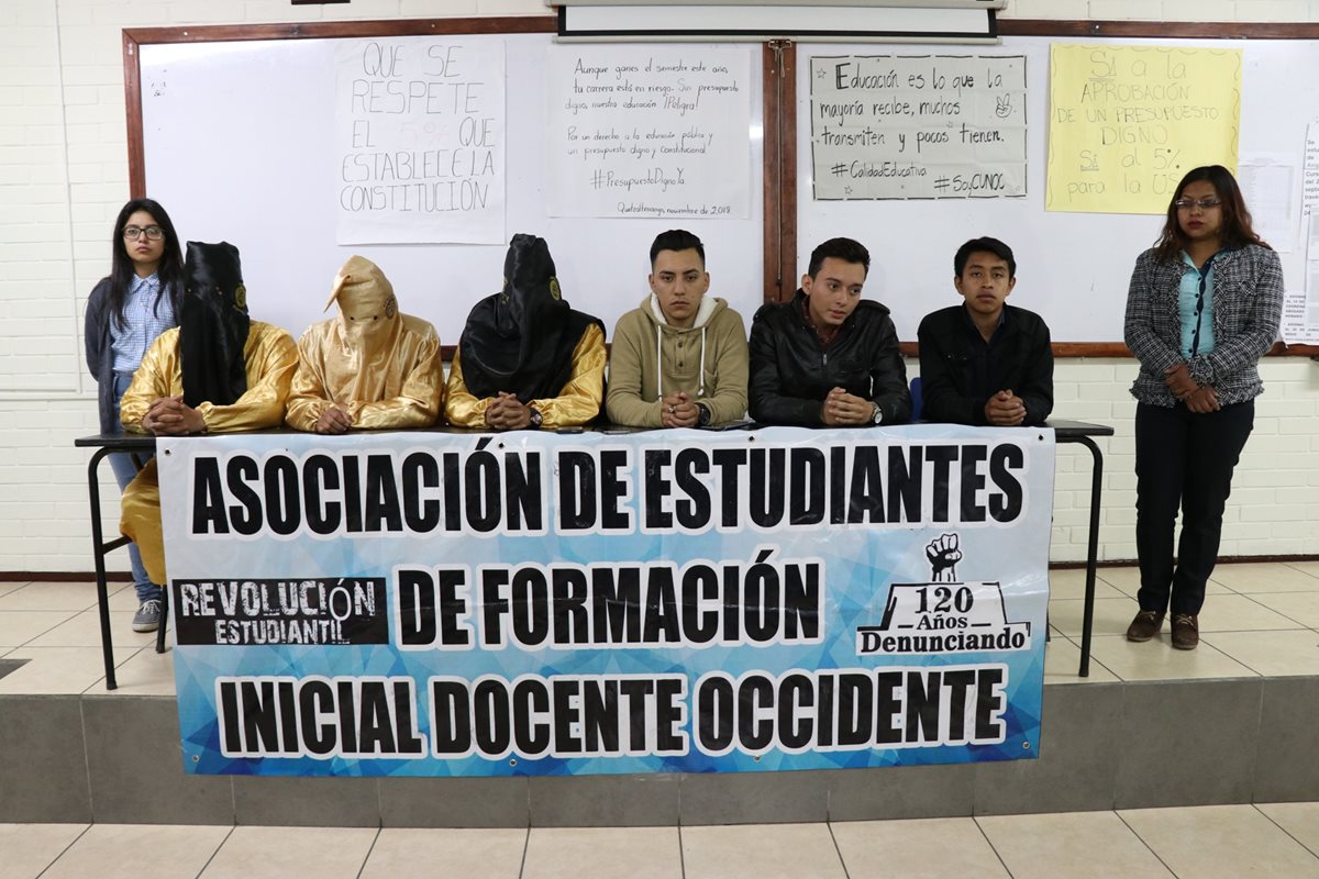 Jóvenes de Quetzaltenango exigen un incremento presupuestario para la Usac. (Foto Prensa Libre: María Longo)