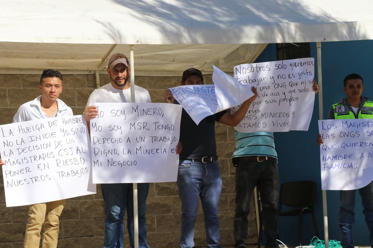 El grupo de trabajadores permanece a la par de la sede policial de San Rafael Las Flores. (Foto Prensa Libre: Hugo Oliva)