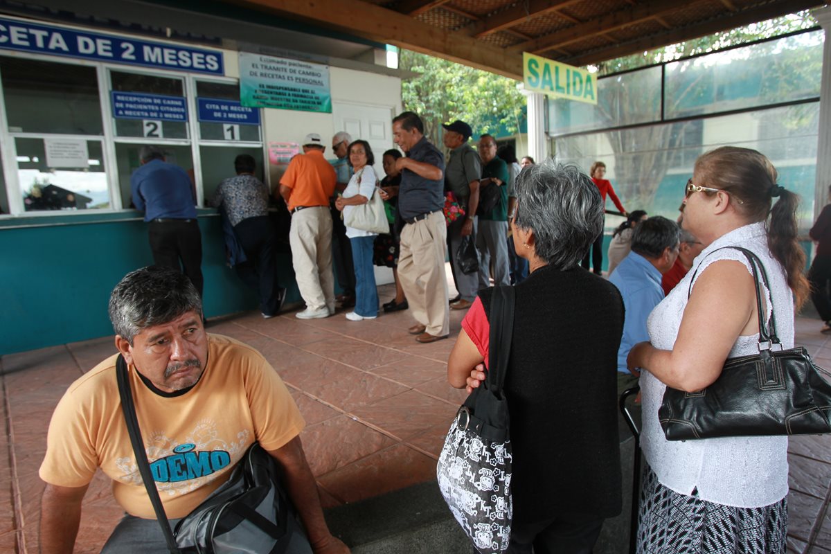 La carencia de medicamentos en clínicas y hospitales del IGSS afecta en especial los tratamientos de pacientes con enfermedades crónicas y de la tercera edad, quienes hacen largas filas para recibirlas. (Foto Prensa Libre: Hemeroteca PL)