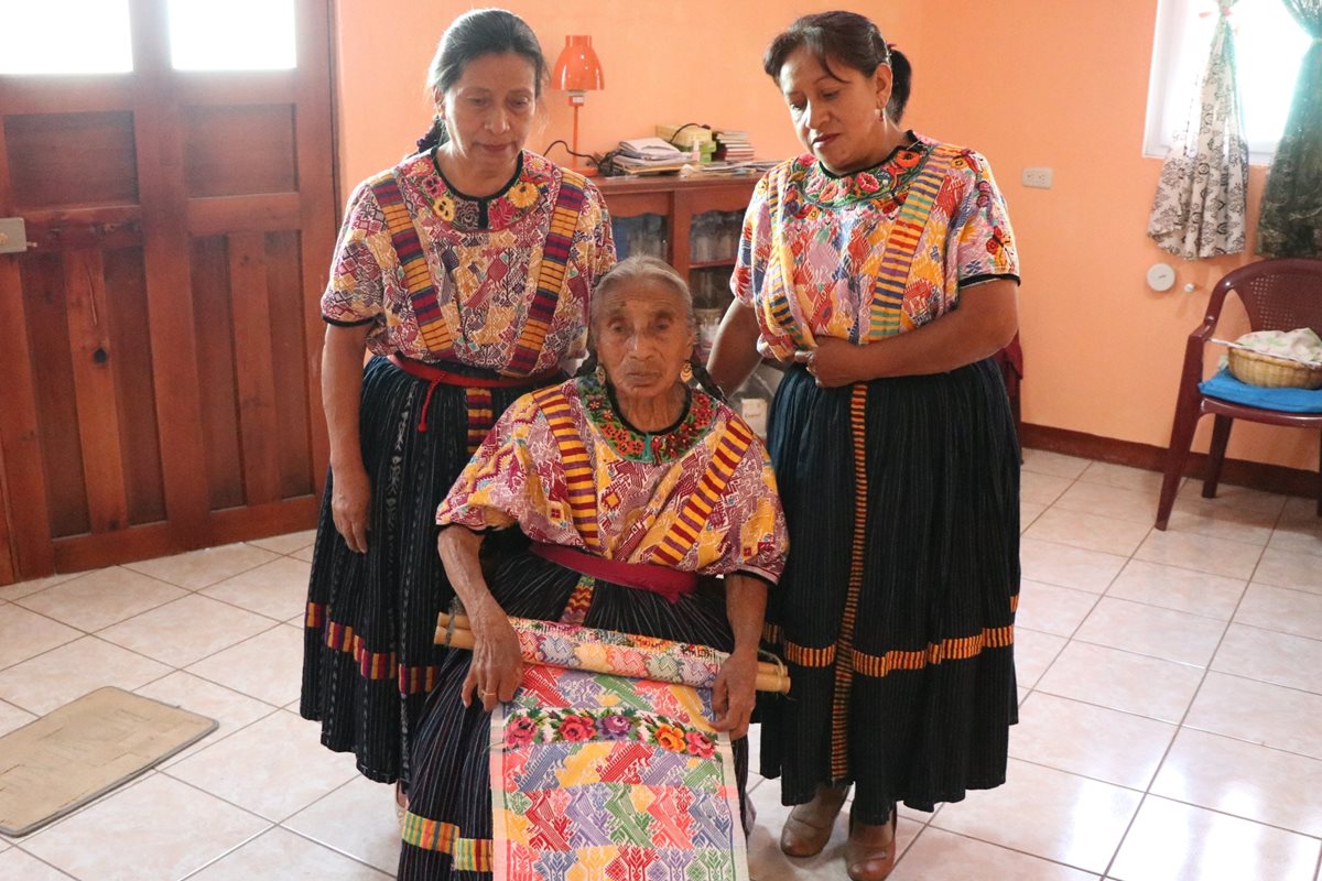 Nicolasa Pretzancín, de 91 años, junto a sus hijas Julieta y Esther Canastuj, a quienes enseñó a tejer. (Foto Prensa Libre: María José Longo).