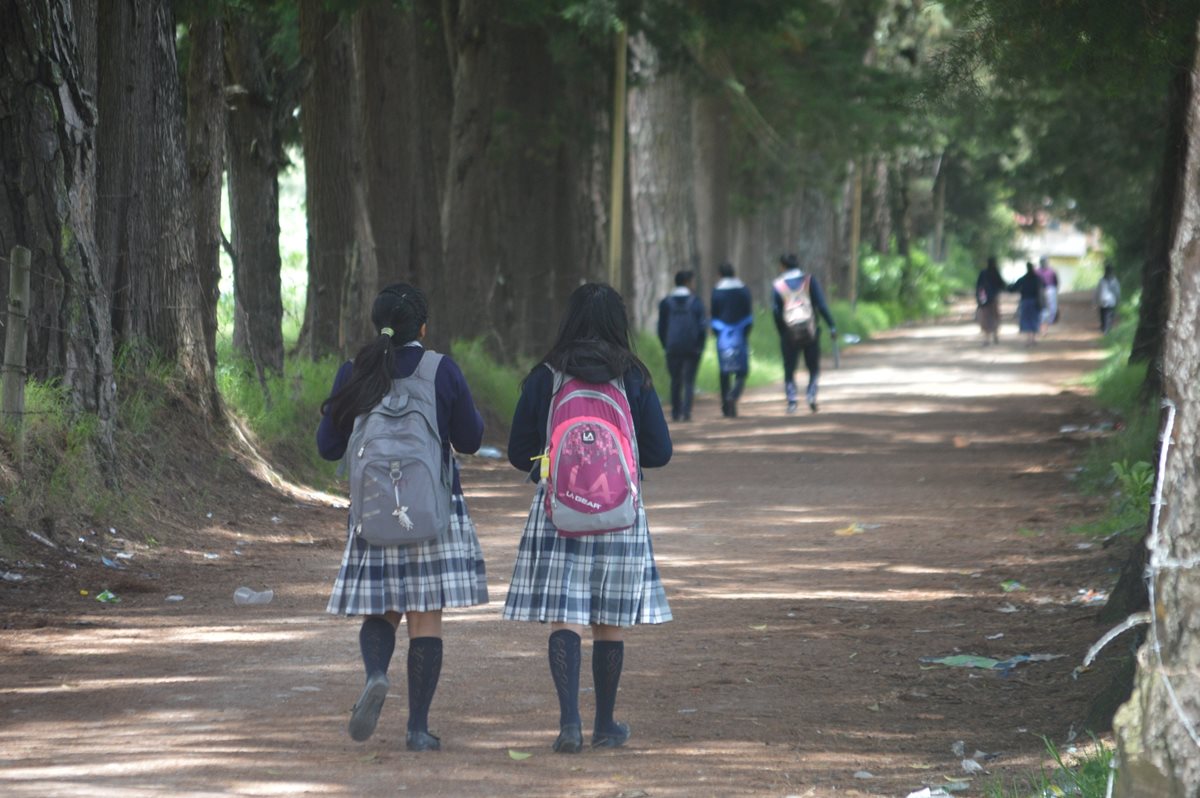 Estudiantes de la Escuela Normal Rural de Occidente ponen en riesgo su integridad física al pasar por el camino conocido como El Antiguo Molino. (Foto Prensa Libre: Édgar Domínguez)