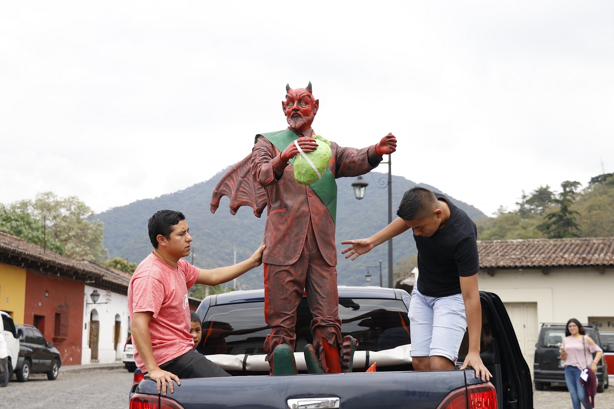 Integrantes de la Escuela Altarera de Jocotenango, Sacatepéquez, trasladan la efigie del diablo ecológico al barrio de La Concepción. (Foto Prensa Libre: Julio Sicán)