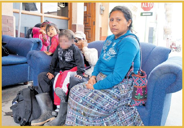 La familia Bernal Juan espera ayuda de las personas en un sofá que vecinos les colocaron en la calle, en Santa Cruz del Quiché.(Foto Prensa Libre: Óscar Figueroa)