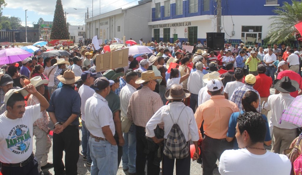 Parte de los inconformes se manifiesta frente a la Municipalidad de Jalapa. (Foto Prensa Libre: Hugo Oliva).