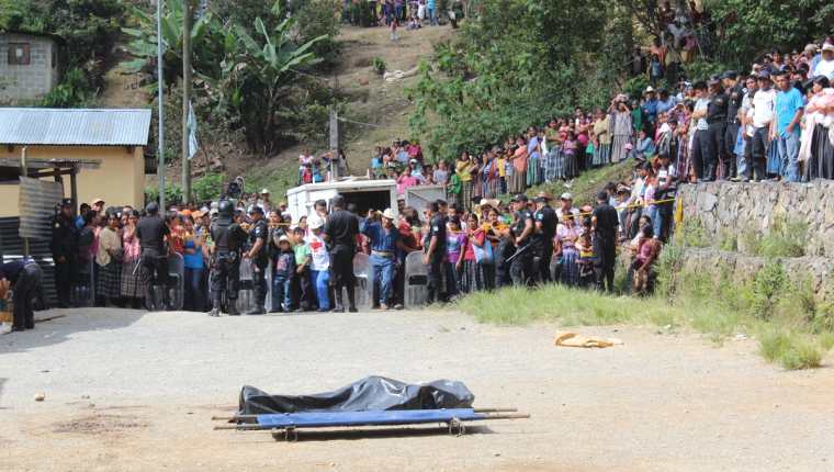 Alta Verapaz fue el centro de 63 masacres en la década de 1980. En los últimos 11 años acumula 174 linchamientos, como el de Julio Siquil Xiloj, en 2012, que fue quemado por una turba de vecinos de Tac Tic, señalado de matar a machetazos a dos niños en la escuela local. (Foto Prensa Libre: Hemeroteca PL)