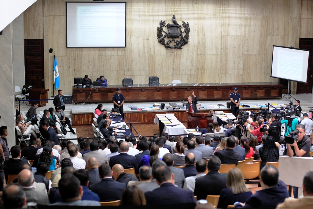 El juez Miguel Ángel Gálvez consideró que existen indicios suficientes para procesar a 53 personas por el caso cooptación del Estado. (Foto Prensa Libre: Esbín García)