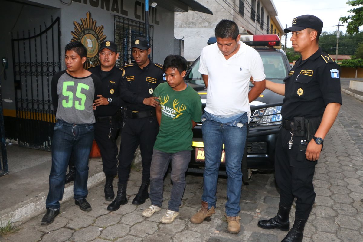 Aprehendidos son custodiados por agentes de la PNC. (Foto Prensa Libre: Rolando Miranda)