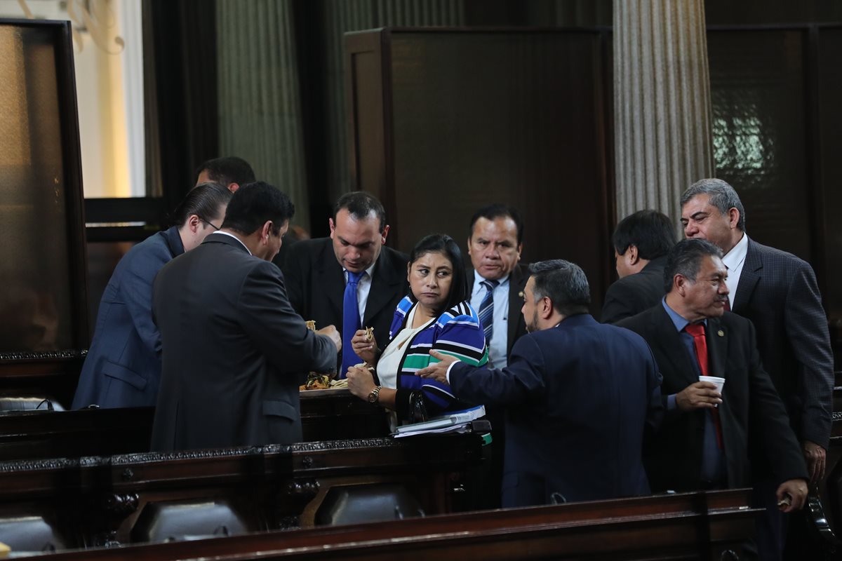 Diputados relegan la agenda, pero no faltan las tortillas con chicharrón en el hemiciclo. (Foto Prensa Libre: Érick Ávila)