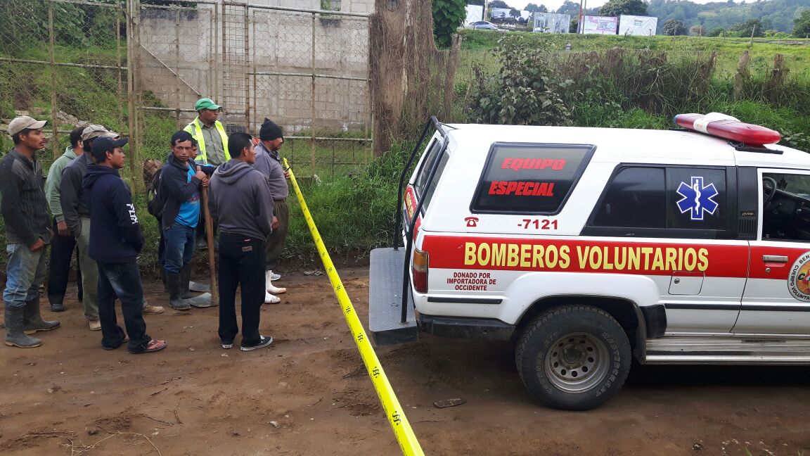 Socorristas, en el camino de terracería donde ocurrieron los hechos en Santa María Cauqué, Sacatepéquez. (Foto Prensa Libre: Víctor Chamalé)