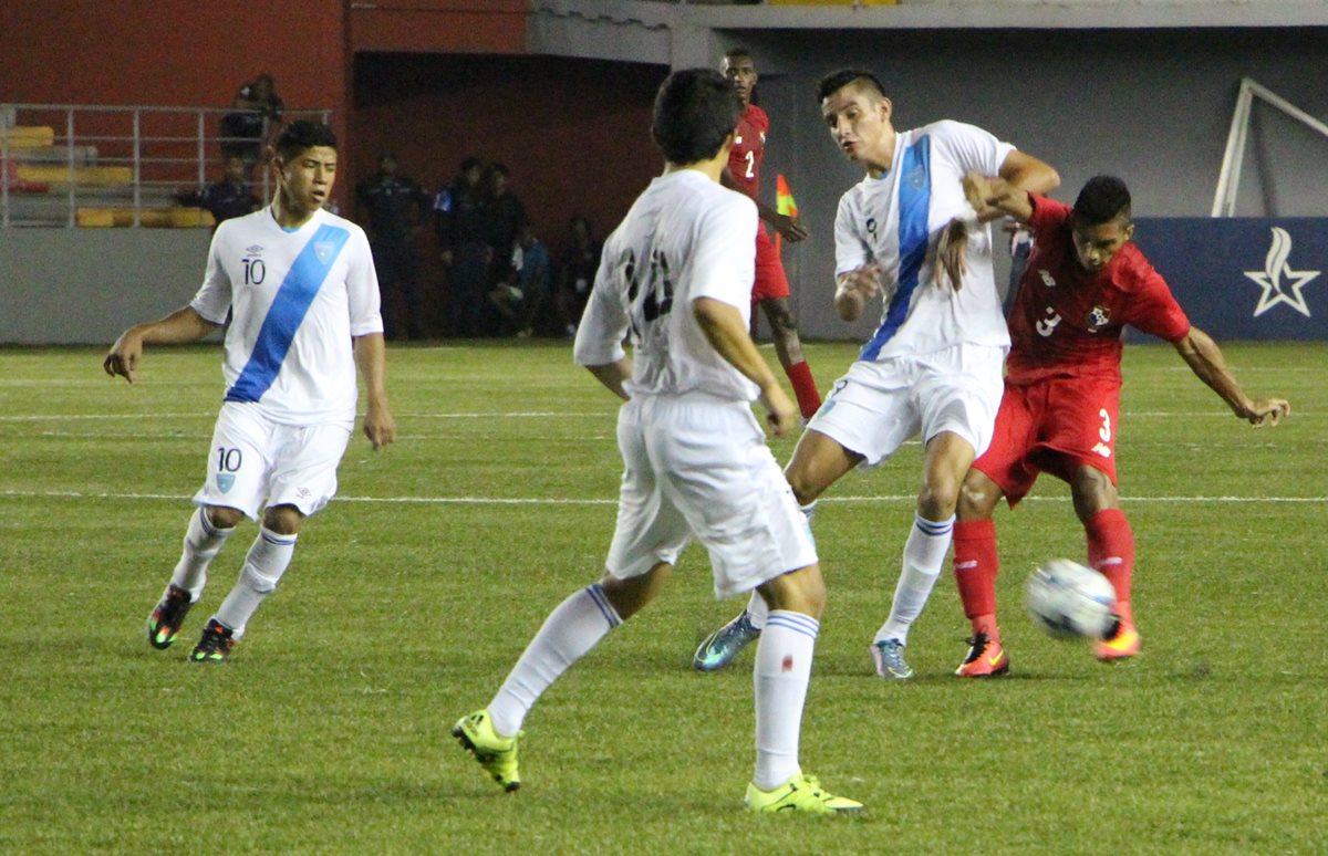 Los jugadores de la Selección Nacional pelean por el balón en una acción del juego contra Panamá. (Foto Prensa Libre: Cortesía Adán de Gracia).