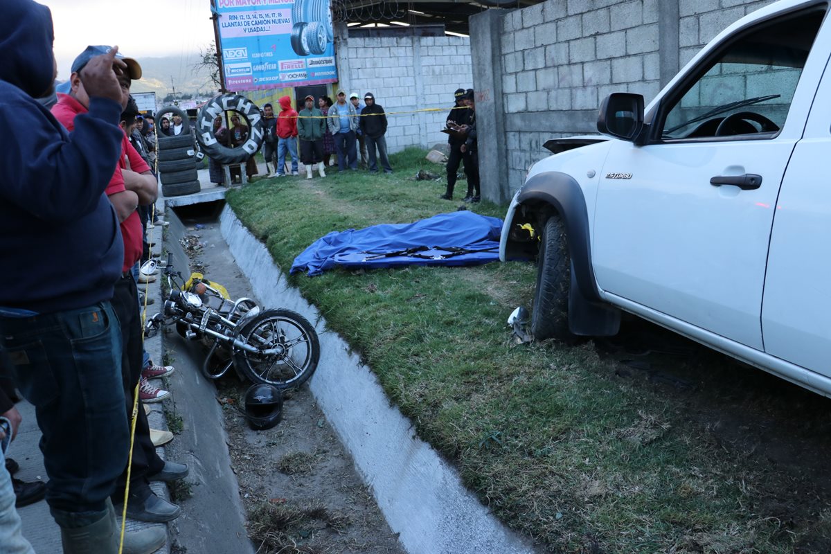 Lugar donde se registró el accidente en la ruta Interamericana. (Foto Prensa Libre: Víctor Chamalé).