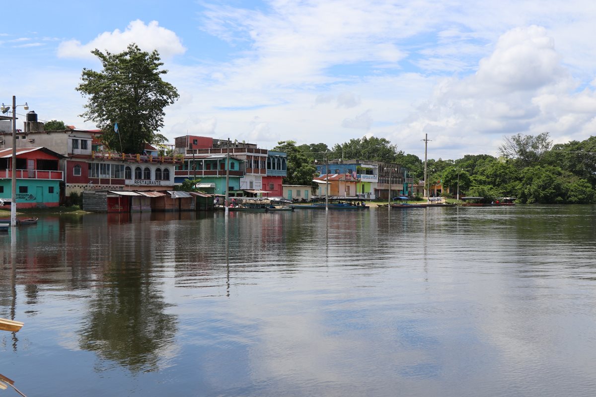 Los amantes de excursiones acuáticas tiene opción de navegar en las aguas del río La Pasión, en Sayaxché, Petén. (Foto Prensa Libre: Rigoberto Escobar)