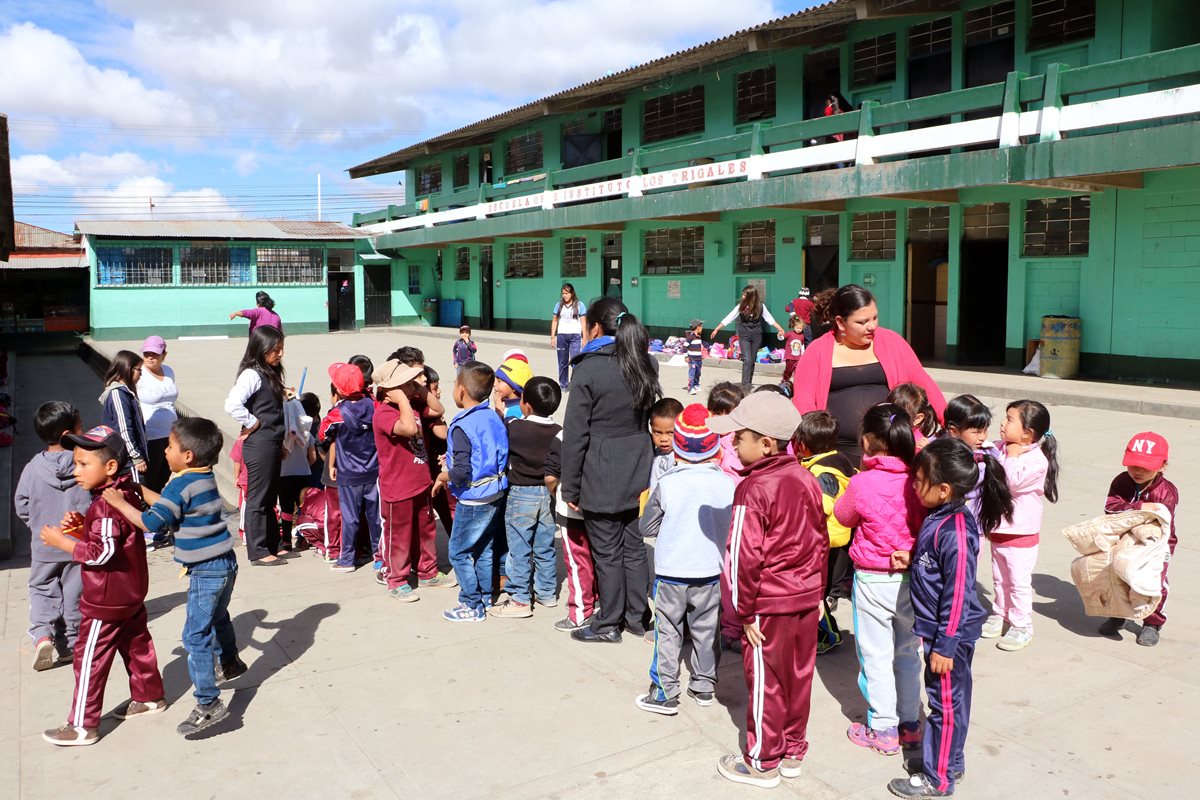 Los 64 niños reciben clases en el patio o corredores de la escuela. (Foto Prensa Libre: Carlos Ventura)