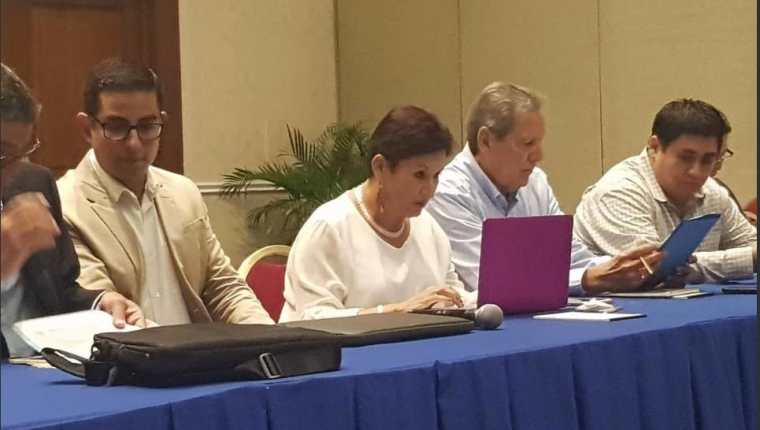 Thelma Aldana participó en una reunión el fin de semana en San Salvador para hablar con políticos con los que hay puntos en común sobre el combate a la corrupción. (Foto Prensa Libre: Cortesía)