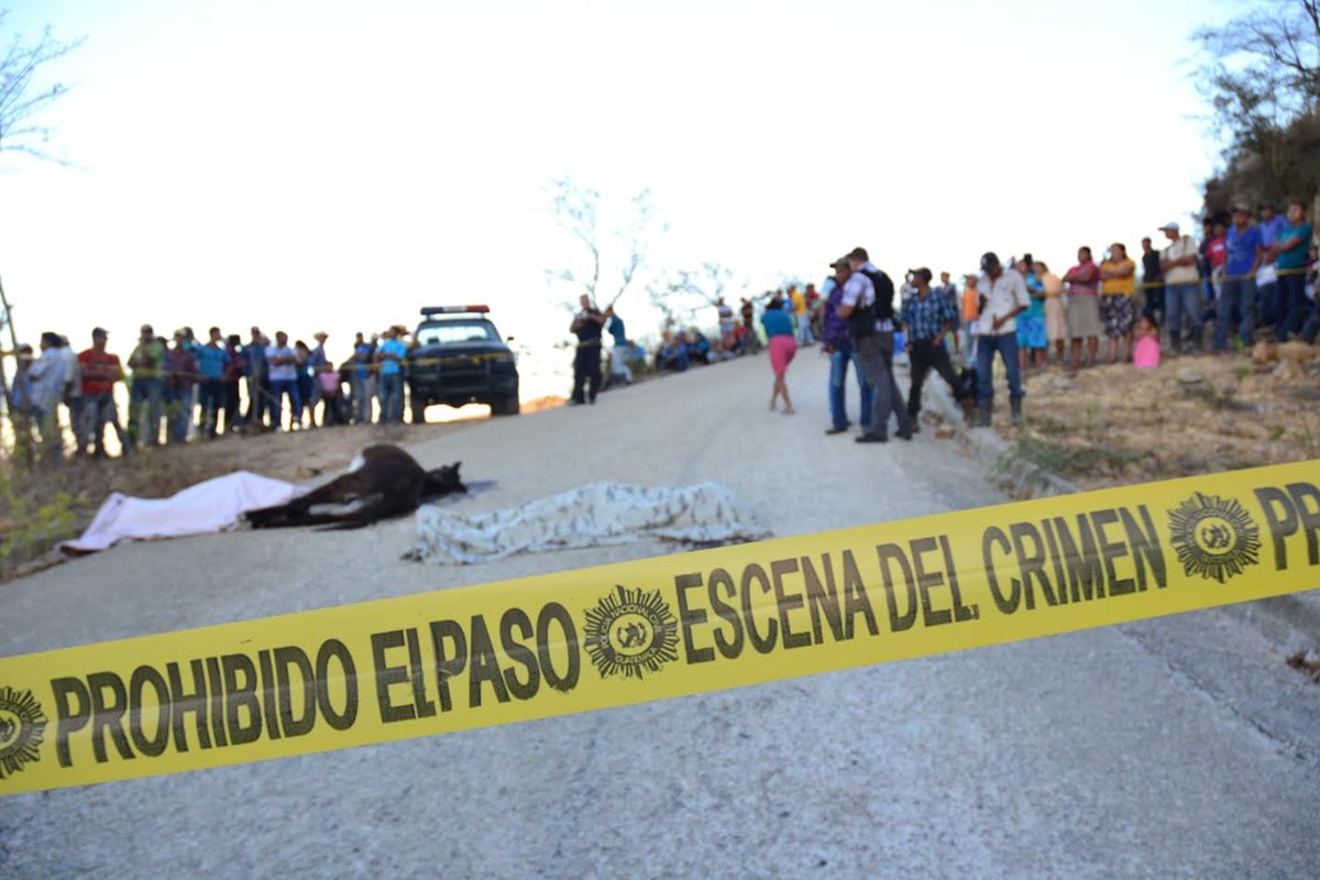 En un camino de Huité, Zacapa, quedaron los cadáveres de dos agricultores sorprendidos por sicarios. (Foto Prensa Libre: Víctor Gómez)