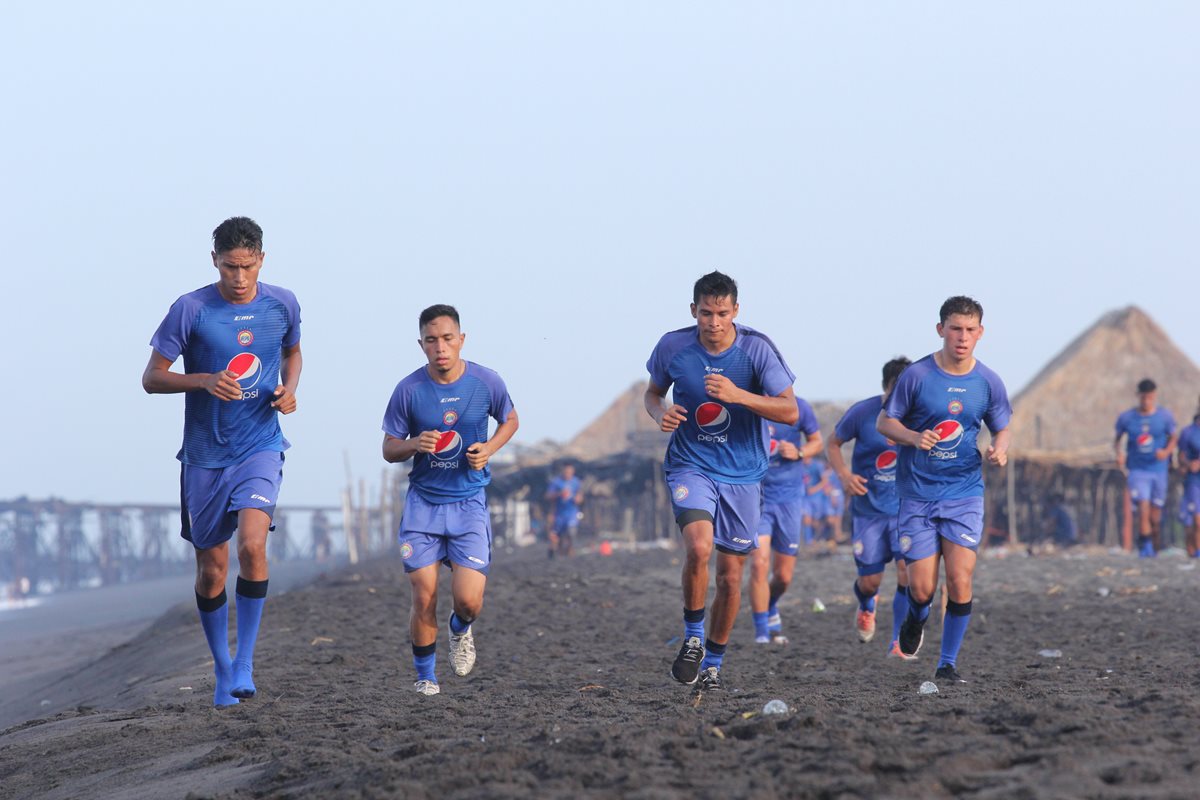 Los jugadores de Xelajú Mario Camposeco realizan su pretemporada en las playas de Champerico. (Foto Prensa Libre: Raúl Juárez)