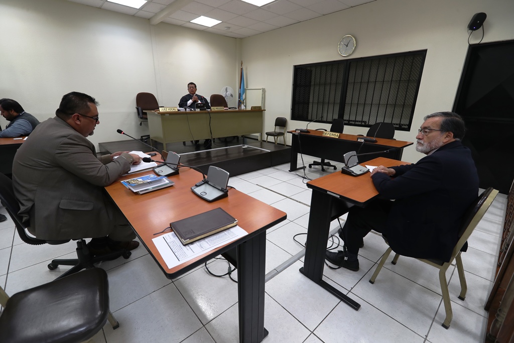 El alcalde de Quetzaltenango, Luis Grijalva, escucha a su abogado que expone al juez pesquisidor, Óscar Alvarado, los argumentos de descargo. (Foto Prensa Libre: Mynor Toc) 