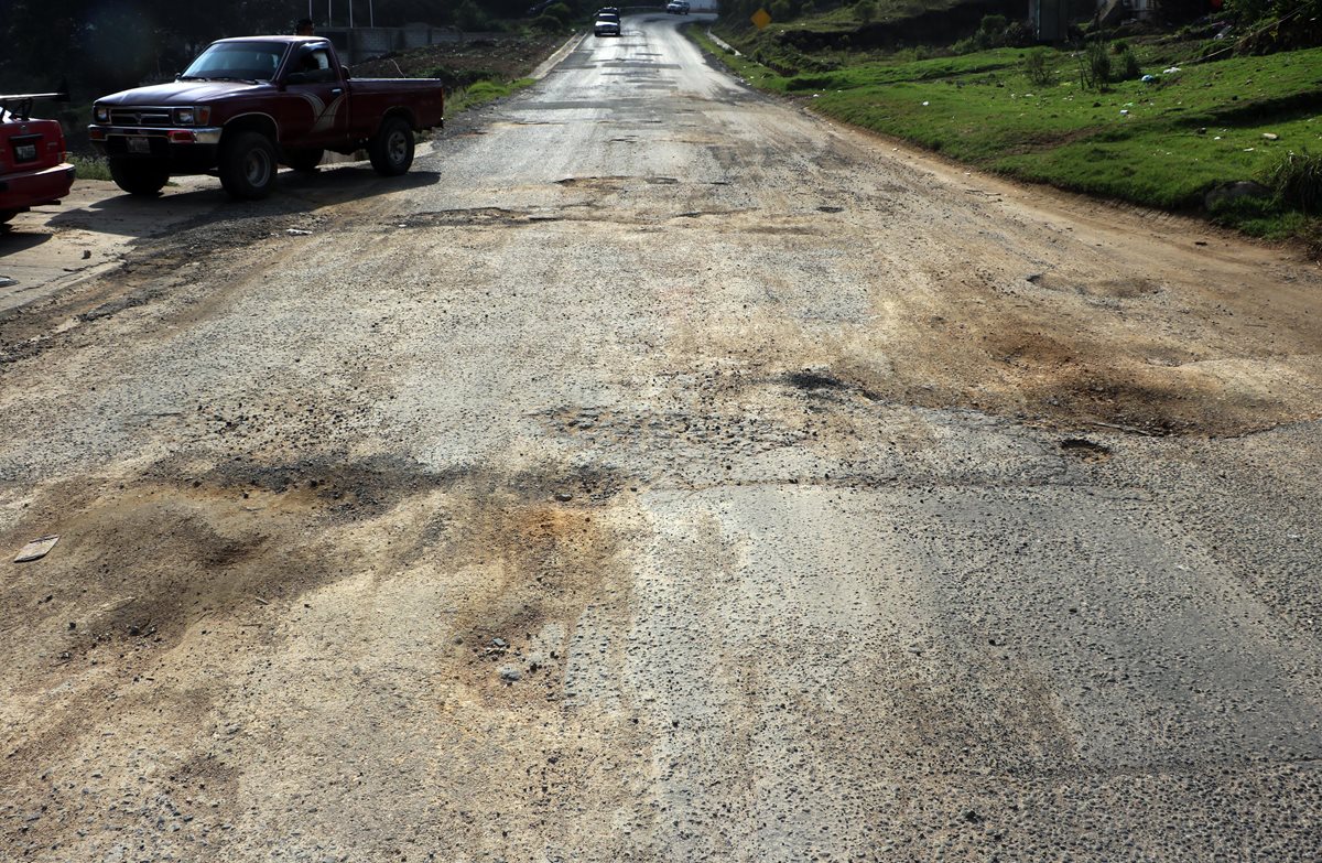 En varios puntos de la carretera Cito-Zarco, entre Zunil y El Palmar, hay daños debido a la falta de mantenimiento. (Foto Prensa Libre: Carlos Ventura)