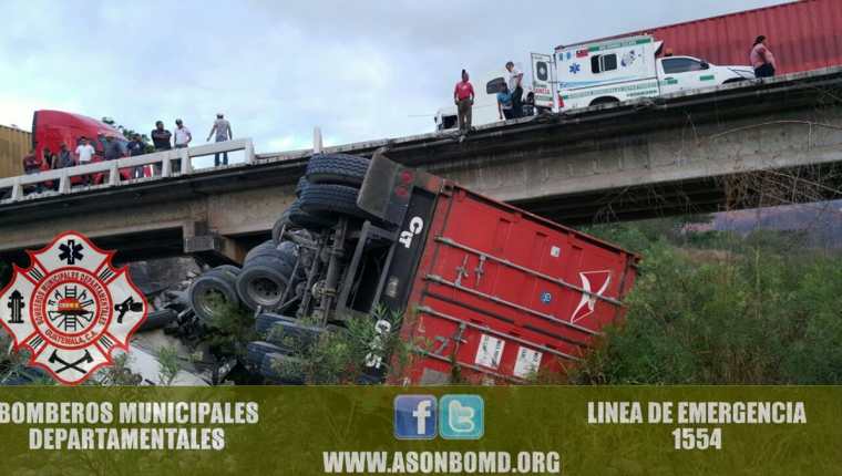 Tráiler accidentado en la ruta al Atlántico, Río Hondo, Zacapa, donde autoridades no reportaron personas heridas. (Foto Prensa Libre: CBMD)