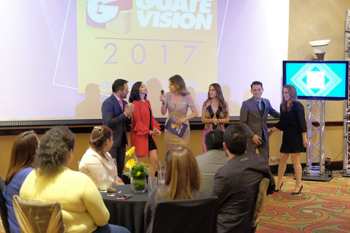 Periodistas del programa "Viva la noticia" se dirigen a los asistentes durante la presentación de las novedades de Guatevisión (Foto Prensa Libre: J. Ochoa).