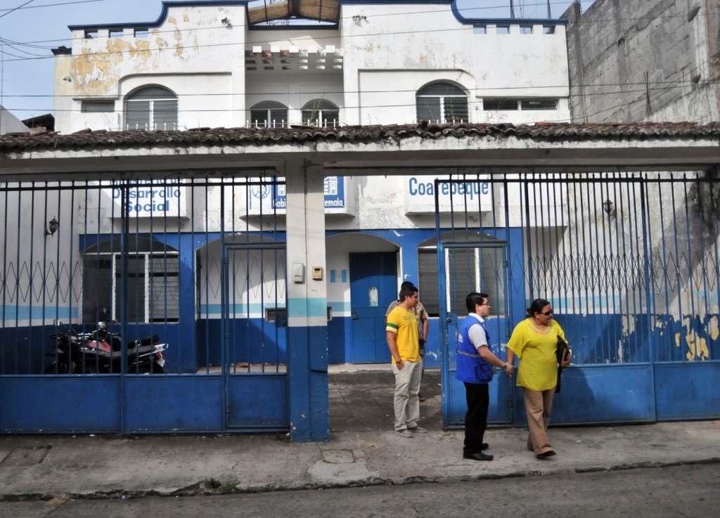 Sede del Mides sigue tomada por antiguos trabajadores que se niegan a entregar las instalaciones, según nueva delegada. (Foto Prensa Libre: Alexander Coyoy).