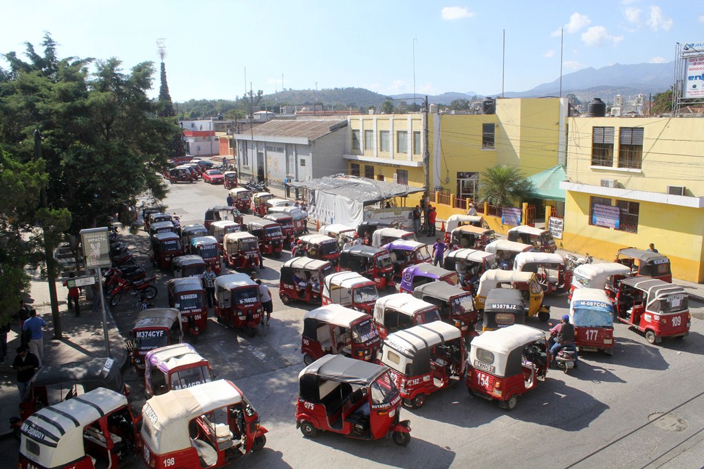 Vista de la protesta de conductores de mototaxis en Jalapa. (Foto Prensa Libre: Hugo Oliva).