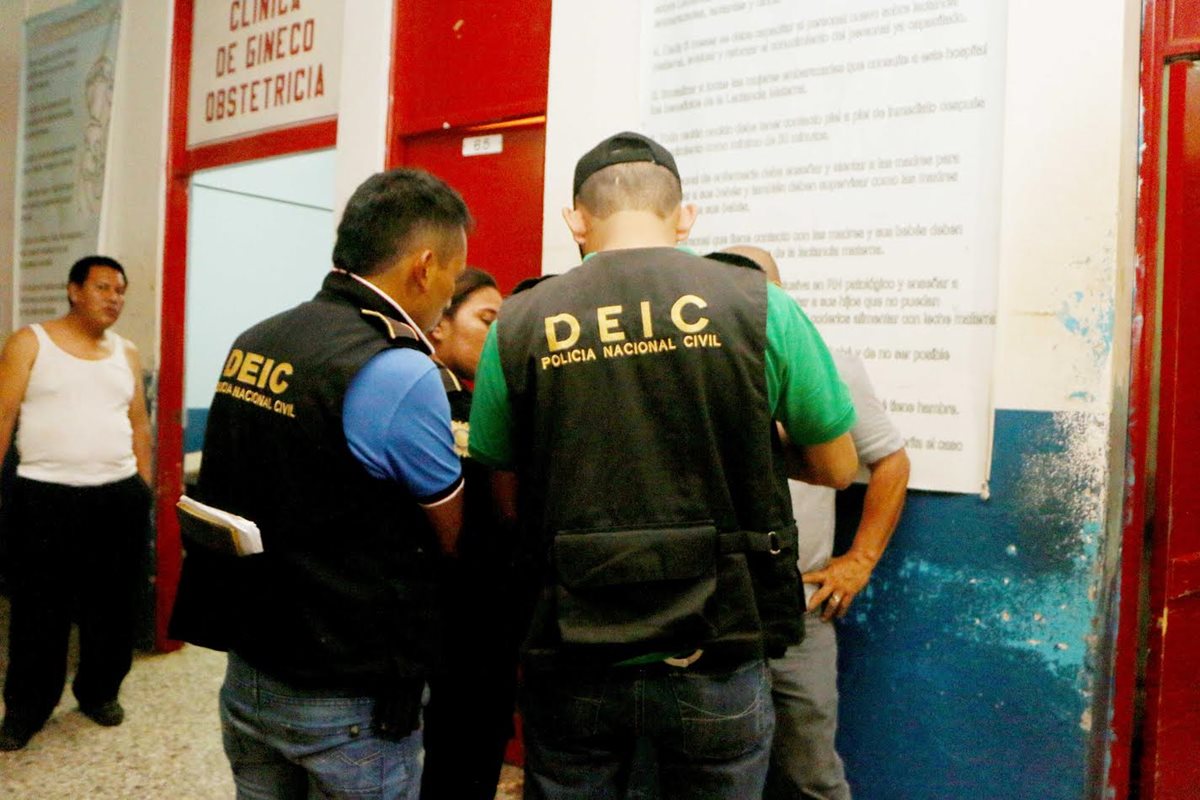 Investigadores de la PNC recaban evidencias sobre el ataque contra una pareja en la cabecera de Retalhuleu. (Foto Prensa Libre: Rolando Miranda)
